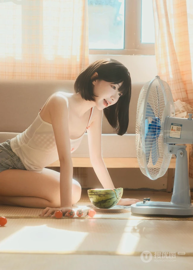 午后时光，齐刘海短发清新少女肩带衣牛仔裤短裤居家温柔写真图片