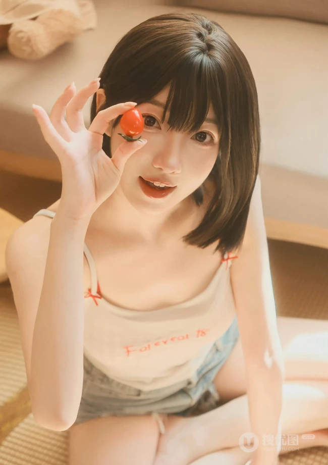 午后时光，齐刘海短发清新少女肩带衣牛仔裤短裤居家温柔写真图片