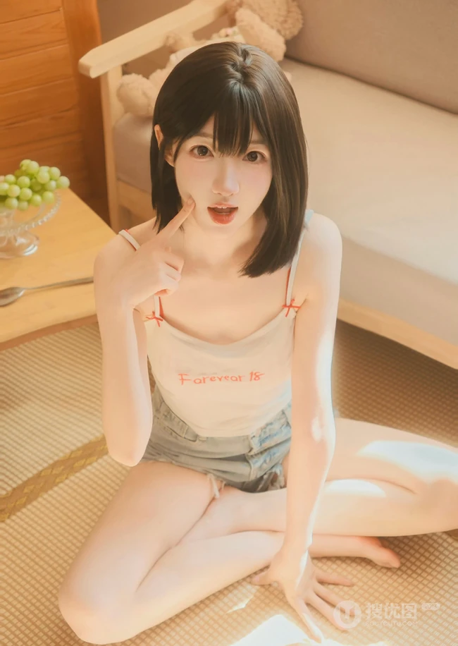 午后时光，齐刘海短发清新少女肩带衣牛仔裤短裤居家温柔写真图片