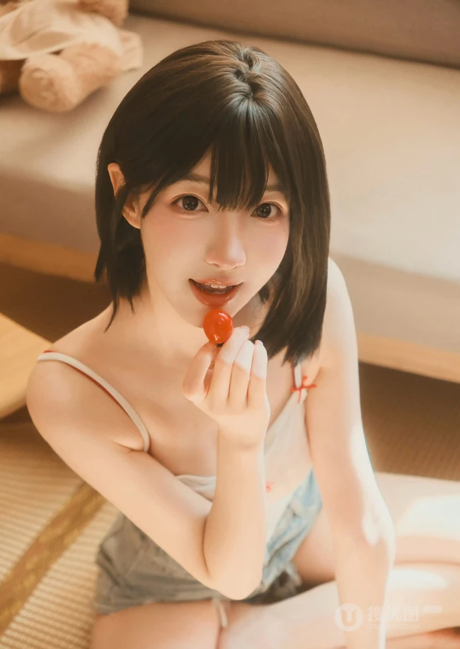 午后时光，齐刘海短发清新少女肩带衣牛仔裤短裤居家温柔写真图片