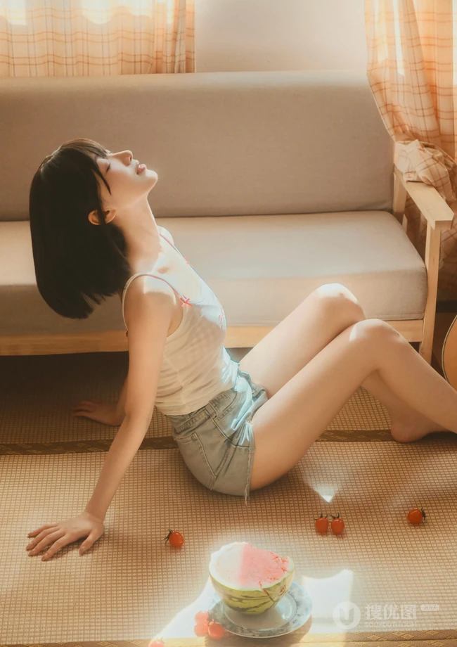 午后时光，齐刘海短发清新少女肩带衣牛仔裤短裤居家温柔写真图片