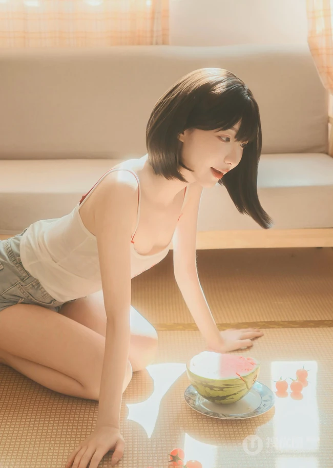 午后时光，齐刘海短发清新少女肩带衣牛仔裤短裤居家温柔写真图片