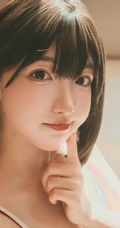 午后时光，齐刘海短发清新少女肩带衣牛仔裤短裤居家温柔写真图片