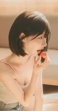 午后时光，齐刘海短发清新少女肩带衣牛仔裤短裤居家温柔写真图片