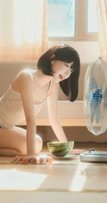 午后时光，齐刘海短发清新少女肩带衣牛仔裤短裤居家温柔写真图片