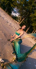 海边美人鱼装扮的气质长发女生模特暖阳下魅力写真图片