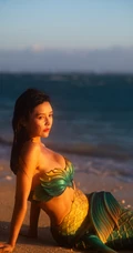 海边美人鱼装扮的气质长发女生模特暖阳下魅力写真图片
