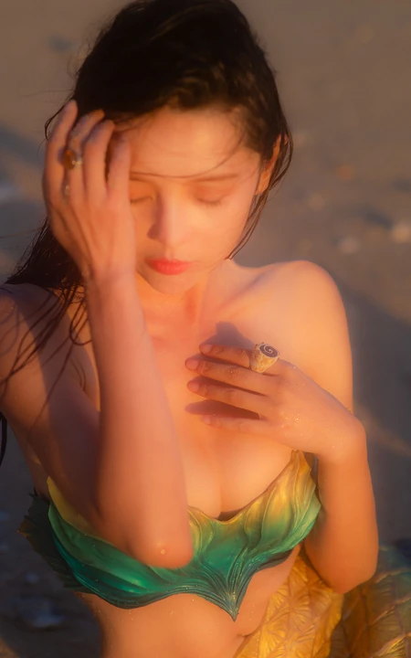 海边美人鱼装扮的气质长发女生模特暖阳下魅力写真图片