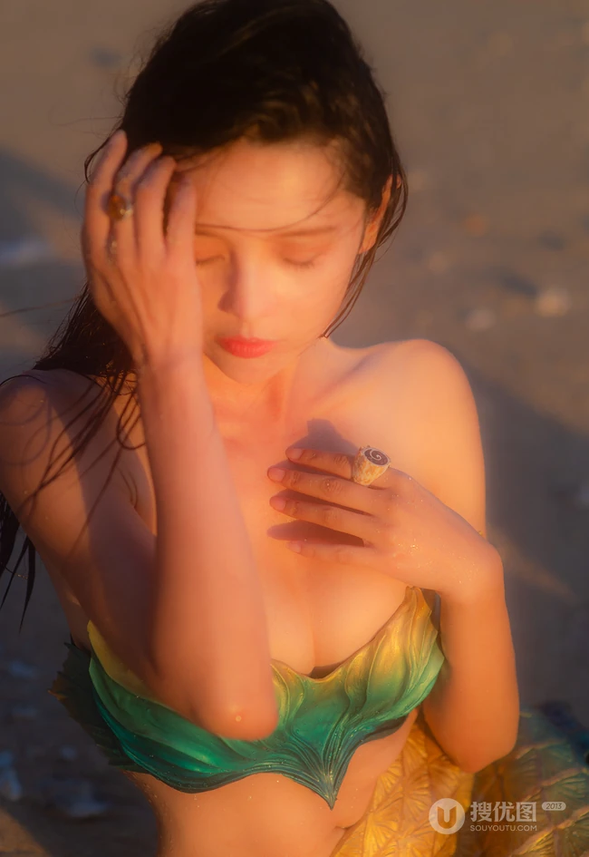 海边美人鱼装扮的气质长发女生模特暖阳下魅力写真图片