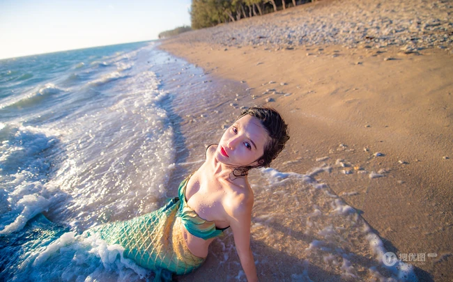 海边美人鱼装扮的气质长发女生模特暖阳下魅力写真图片