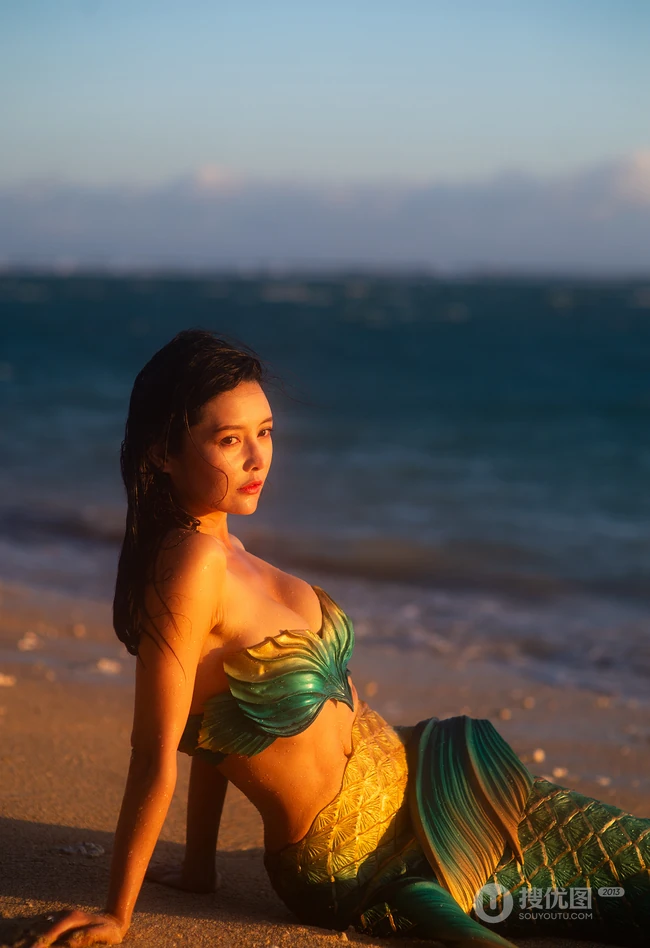 海边美人鱼装扮的气质长发女生模特暖阳下魅力写真图片