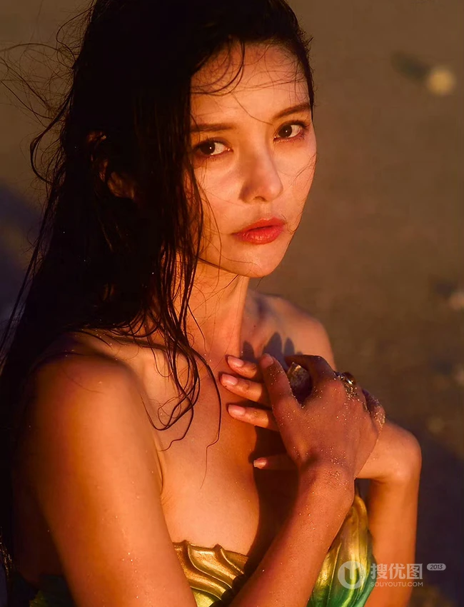 海边美人鱼装扮的气质长发女生模特暖阳下魅力写真图片