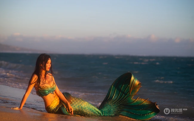 海边美人鱼装扮的气质长发女生模特暖阳下魅力写真图片