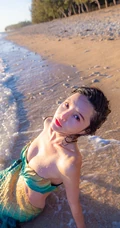海边美人鱼装扮的气质长发女生模特暖阳下魅力写真图片