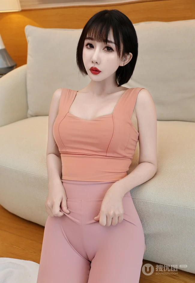 短发女生小姐姐粉色紧身衣瑜伽裤穿搭显完美身姿居家沙发超高清写真图集