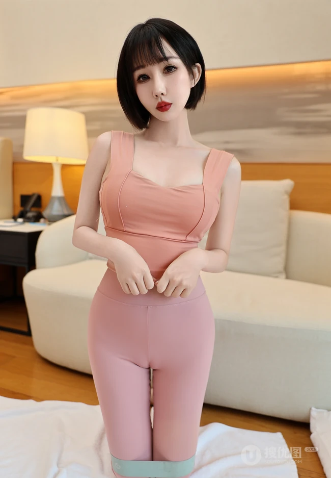 短发女生小姐姐粉色紧身衣瑜伽裤穿搭显完美身姿居家沙发超高清写真图集