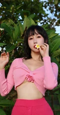 大树底下好乘凉，一袭粉加红紧身上衣长裙穿搭的可人女生尽显完美线条户外写真图片