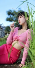 大树底下好乘凉，一袭粉加红紧身上衣长裙穿搭的可人女生尽显完美线条户外写真图片