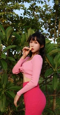 大树底下好乘凉，一袭粉加红紧身上衣长裙穿搭的可人女生尽显完美线条户外写真图片