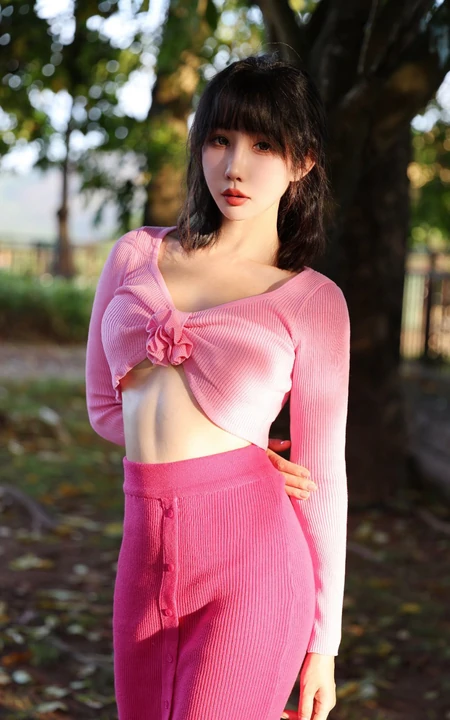 大树底下好乘凉，一袭粉加红紧身上衣长裙穿搭的可人女生尽显完美线条户外写真图片