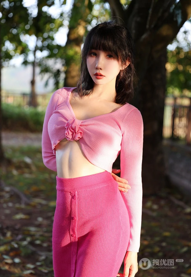 大树底下好乘凉，一袭粉加红紧身上衣长裙穿搭的可人女生尽显完美线条户外写真图片