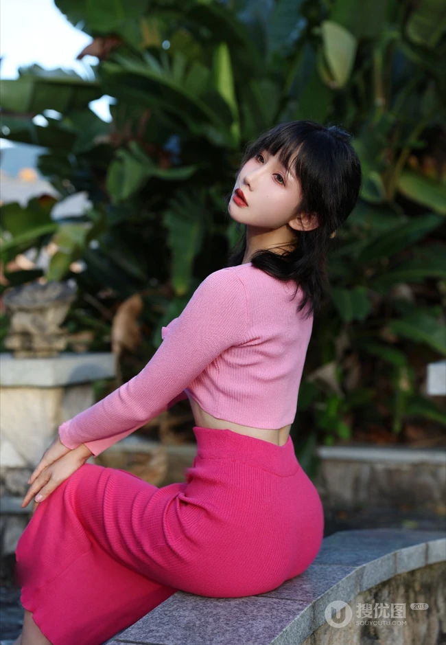 大树底下好乘凉，一袭粉加红紧身上衣长裙穿搭的可人女生尽显完美线条户外写真图片