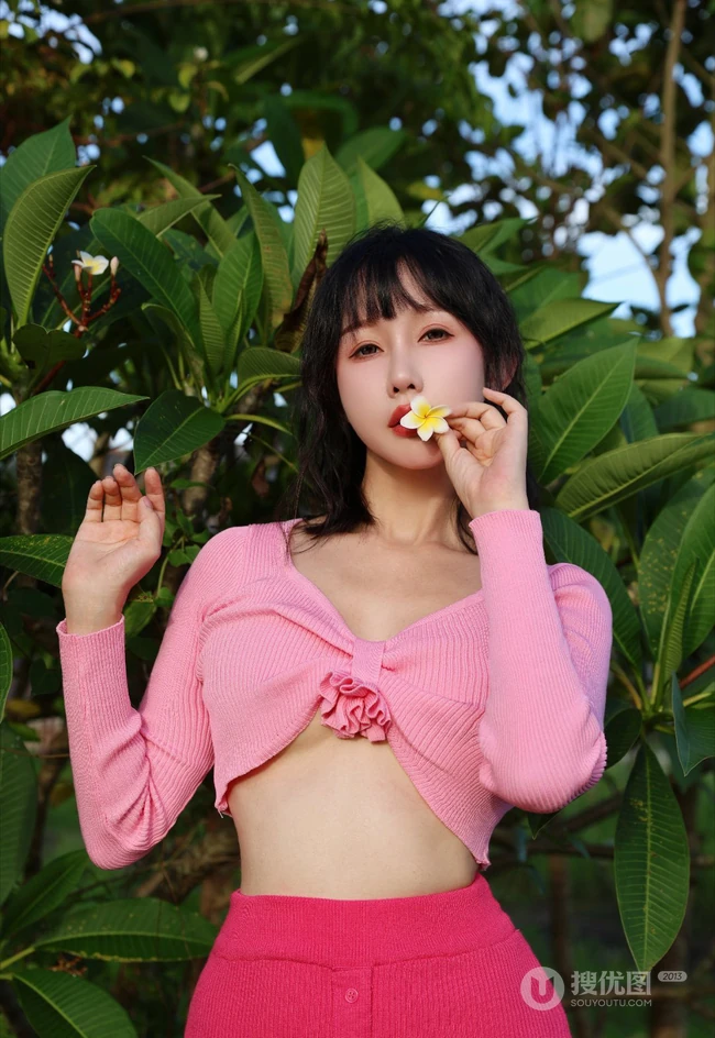 大树底下好乘凉，一袭粉加红紧身上衣长裙穿搭的可人女生尽显完美线条户外写真图片