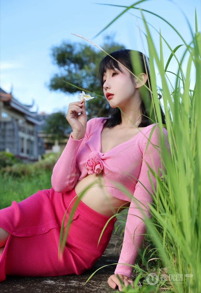 大树底下好乘凉，一袭粉加红紧身上衣长裙穿搭的可人女生尽显完美线条户外写真图片