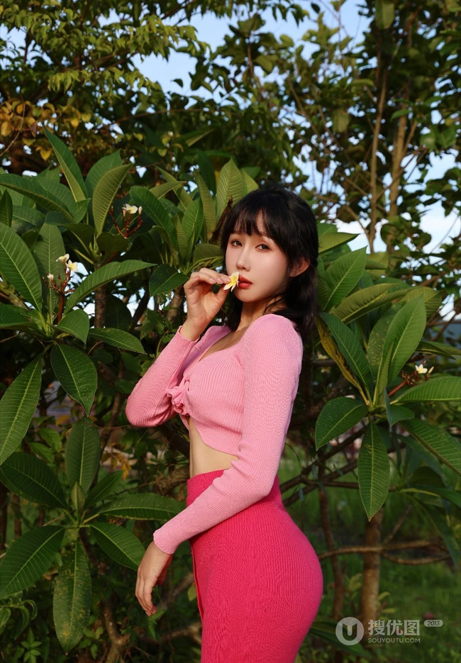 大树底下好乘凉，一袭粉加红紧身上衣长裙穿搭的可人女生尽显完美线条户外写真图片