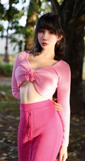 大树底下好乘凉，一袭粉加红紧身上衣长裙穿搭的可人女生尽显完美线条户外写真图片