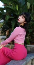 大树底下好乘凉，一袭粉加红紧身上衣长裙穿搭的可人女生尽显完美线条户外写真图片