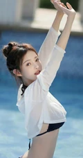 椰子真甜，泳池边正喝椰子汁的泳装可人女生甜美户外美拍写真图片