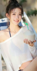 椰子真甜，泳池边正喝椰子汁的泳装可人女生甜美户外美拍写真图片
