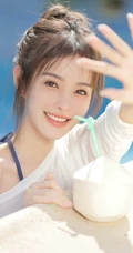 椰子真甜，泳池边正喝椰子汁的泳装可人女生甜美户外美拍写真图片