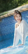 椰子真甜，泳池边正喝椰子汁的泳装可人女生甜美户外美拍写真图片