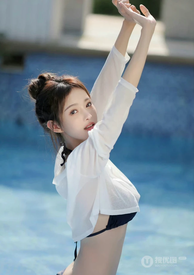 椰子真甜，泳池边正喝椰子汁的泳装可人女生甜美户外美拍写真图片