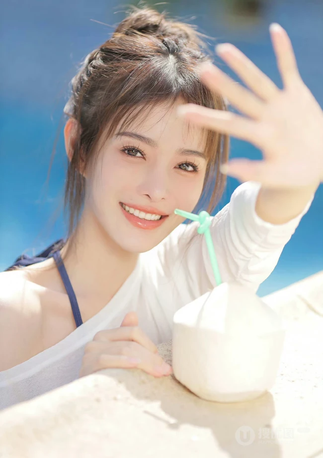 椰子真甜，泳池边正喝椰子汁的泳装可人女生甜美户外美拍写真图片