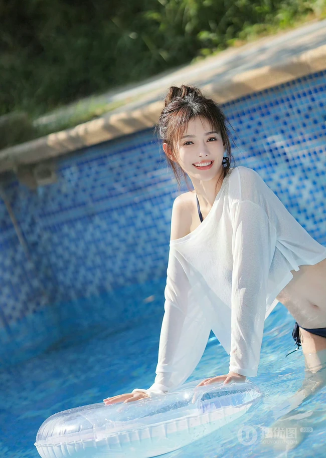 椰子真甜，泳池边正喝椰子汁的泳装可人女生甜美户外美拍写真图片
