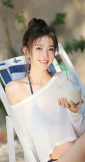 椰子真甜，泳池边正喝椰子汁的泳装可人女生甜美户外美拍写真图片