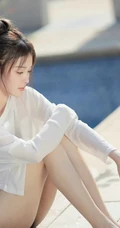 椰子真甜，泳池边正喝椰子汁的泳装可人女生甜美户外美拍写真图片