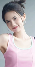 姜珮瑶粉色背心加牛仔裤休闲穿搭居家写真图集