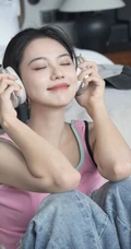 姜珮瑶粉色背心加牛仔裤休闲穿搭居家写真图集