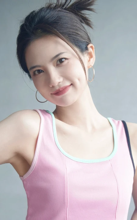 姜珮瑶粉色背心加牛仔裤休闲穿搭居家写真图集