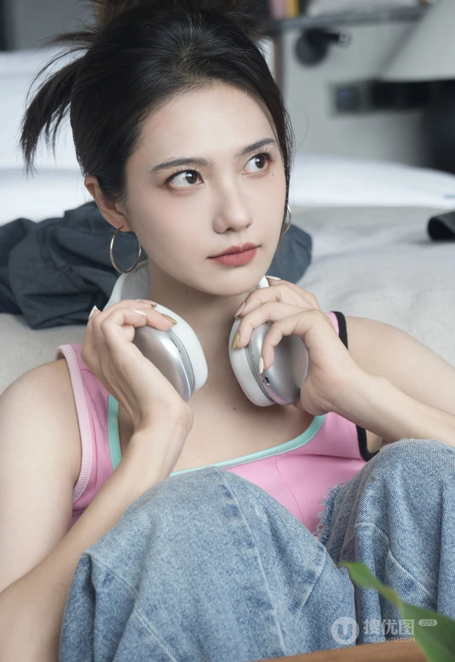 姜珮瑶粉色背心加牛仔裤休闲穿搭居家写真图集
