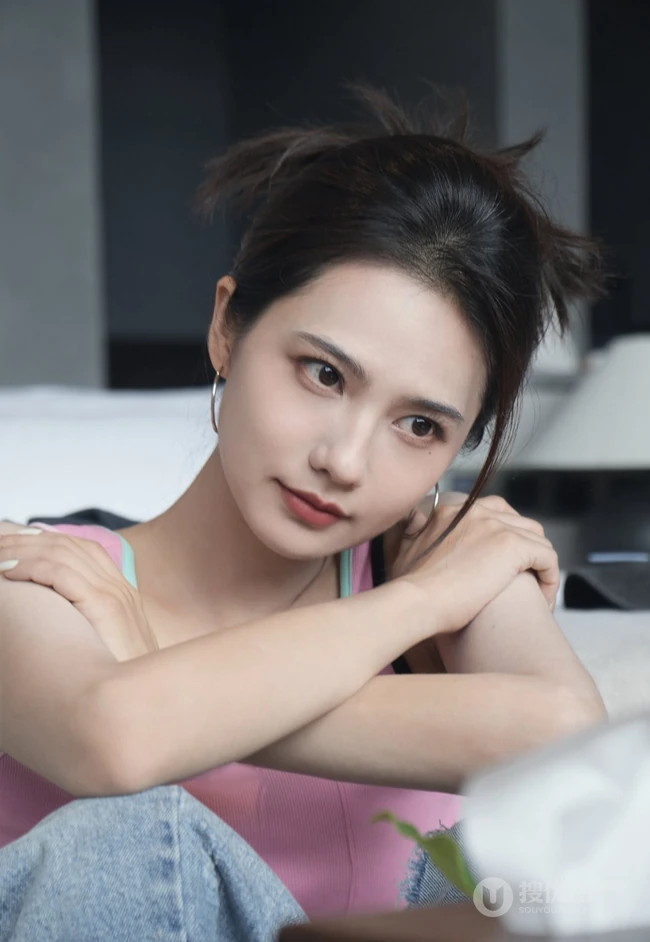 姜珮瑶粉色背心加牛仔裤休闲穿搭居家写真图集