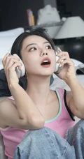 姜珮瑶粉色背心加牛仔裤休闲穿搭居家写真图集