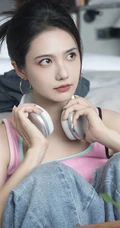 姜珮瑶粉色背心加牛仔裤休闲穿搭居家写真图集