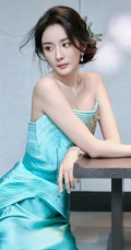 杨幂礼裙绿裙穿着行走在绿竹庄园之间超美写真图片