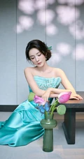 杨幂礼裙绿裙穿着行走在绿竹庄园之间超美写真图片