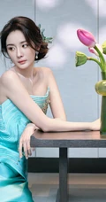 杨幂礼裙绿裙穿着行走在绿竹庄园之间超美写真图片